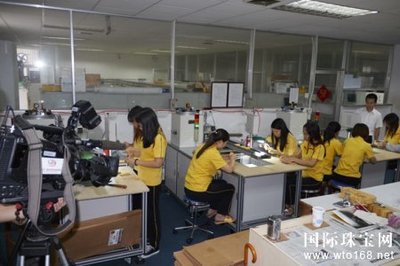 【今日新聞】新時(shí)代 &ldquo;星&rdquo;發(fā)展 --深圳衛(wèi)視采訪星光達(dá),聚焦傳統(tǒng)文化產(chǎn)業(yè)發(fā)展_國(guó)際珠寶網(wǎng)-全球最大的珠寶門戶網(wǎng)站。提供及時(shí)的行業(yè)動(dòng)態(tài)、黃金價(jià)格和珠寶加盟等資訊。